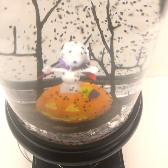 Halloween Snoopy Snow Globe Lighted Pumpkin NEW - Picture 3 of 6